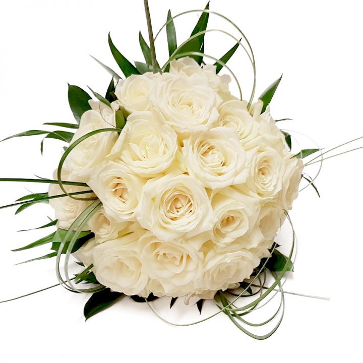 Smuk brudebuket i hvide roser, med strå, og chicco der skaber et stilet look.