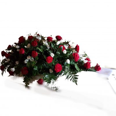Kistepynt med røde roser og hvide freshia