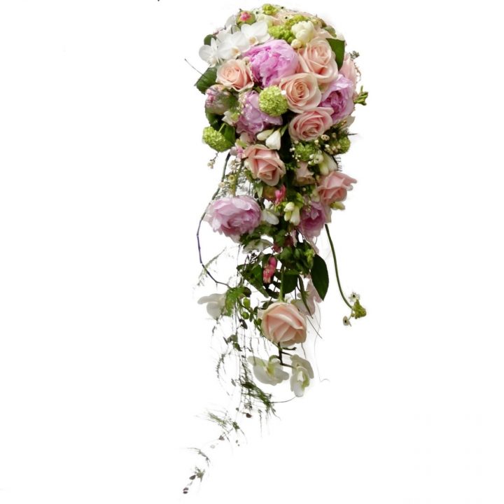 Brudebuket med langt hæng, hjerteranke, bonderoser, roser, og andre blomster