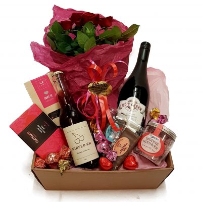 Send en gavekurv med vins, chokolade og andre lækkerier