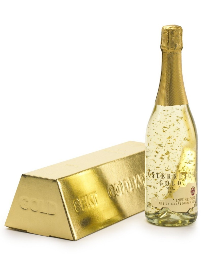 Золотое вино купить. Шампанское Голден Рейн. Шампанское с золотом. Шампанское с сусальным золотом. Золотое шампанское с блестками.