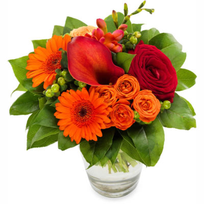 Buket med kalla, røde roser, og andre orange blomster